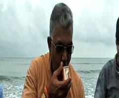 Reporter Stories: দিঘার সমুদ্র সৈকতে চায়ে পে চর্চায় দিলীপ ঘোষ