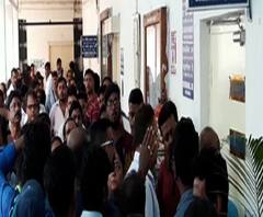 সম কাজে সম বেতনের দাবিতে দুর্গাপুর স্টিল প্ল্যান্ট হাসপাতালে অস্থায়ী কর্মীদের বিক্ষোভ