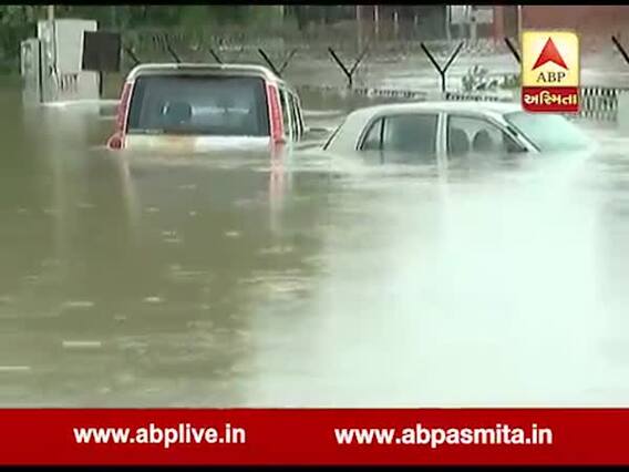 વડોદરા પૂરઃ 20 ઇંચ વરસાદ ખાબકતા અનેક કારો પાણીમાં ગરકાવ, જુઓ વીડિયો