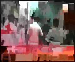 ব্যারাকপুরে বাসের ধাক্কায় জখম পথচারী,অবরোধ,পুলিশের সঙ্গে ধস্তাধস্তি