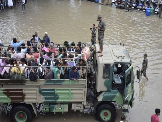 વડોદરાઃ રેલવે સ્ટેશન- SSG હોસ્પિટલ પાસે હજુ ભરાયેલા છે પાણી, જુઓ વીડિયો