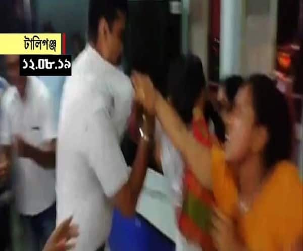 টালিগঞ্জ থানায় তাণ্ডব: 'শোকজের উত্তরে অসন্তুষ্ট লালবাজার', সরিয়ে দেওয়া হল ওসি অনুপ কুমার ঘোষকে Tollygunge PS Ransack: OC transfered from the post টালিগঞ্জ থানায় তাণ্ডব: 'শোকজের উত্তরে অসন্তুষ্ট লালবাজার', সরিয়ে দেওয়া হল ওসি অনুপ কুমার ঘোষকে