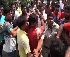রাস্তার বেহাল দশা, সোনারপুর থেকে কামালগাজির রাস্তায় অবরোধ, ধুন্ধুমার 