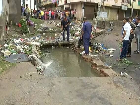 વડોદરાઃ મેઇન લાઇનની ગટર ખોલવા જતાં યુવક ડ્રેનજ લાઇનમાં તણાયો, જુઓ વીડિયો
