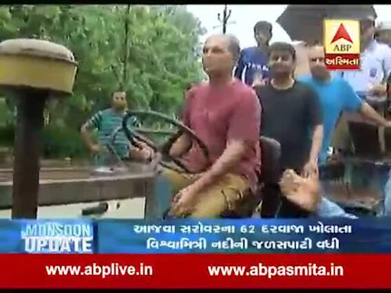 વડોદરાઃપૂરના પાણીમાં ફસાયેલા લોકોને બચાવા ટ્રેક્ટર લઇને લોકો કરી રહ્યા છે મદદ, જુઓ વીડિયો 