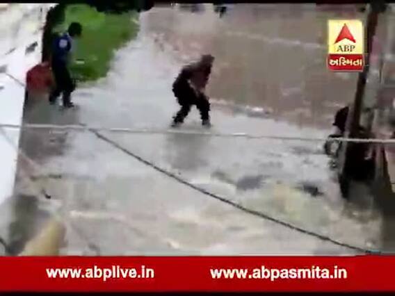 વડોદરામાં NDRFની ટીમ દ્વારા કરવામાં આવ્યું મગરનું રેસ્ક્યૂ, જુઓ વીડિયો 