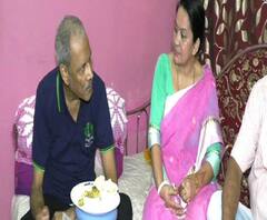 'দিদিকে বলো' কর্মসূচী পালনে ব্যারাকপুরে রাত্রিবাস করলেন তৃণমূল বিধায়ক শীলভদ্র দত্ত, বিলি করলেন নম্বর লেখা কার্ডও