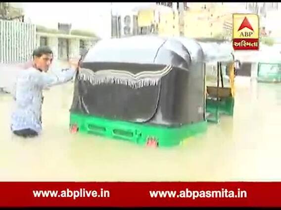 વડોદરાઃ હજુ રસ્તા પર ભરાયા છે અડધી રીક્ષા ડૂબી જાય તેટલા પાણી, જુઓ વીડિયો