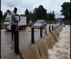 Reporter Stories: ঝাড়গ্রামে বিপদসীমা দিয়ে বইছে ডুলুং নদী