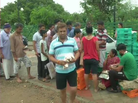 વડોદરામાં પૂરના પાણી ઓસર્યા, દુધ માટે લોકોએ લગાવી લાંબી લાઇન, જુઓ વીડિયો