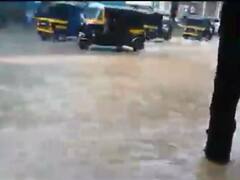 મુંબઇમાં ભારે વરસાદ, થાણેમાં રસ્તા પર ભરાયા પાણી 