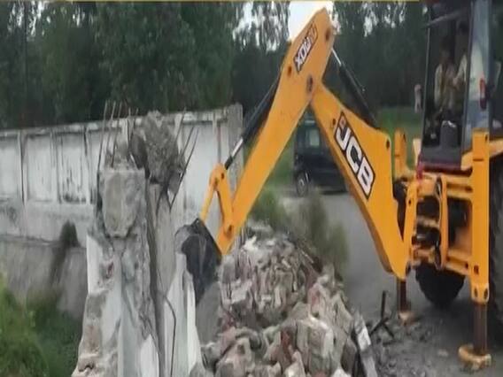 रामपुर: सपा सासंद आजम खान के हमसफर रिसॉर्ट पर चला बुलडोजर, गिरा दी गई अवैध दीवार 