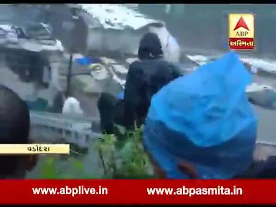 વડોદરાઃ પૂરમાં ફસાયેલા લોકોનું જીવના જોખમે NDRFની ટીમે કર્યું રેસ્ક્યુ, જુઓ વીડિયો