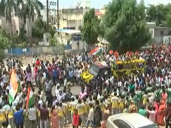 અસમમાં શહીદ થયેલા વડોદરાના જવાનની અંતિમયાત્રામાં મોટી સંખ્યામાં જોડાયા લોકો, જુઓ વીડિયો