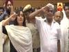 बीजेपी मुख्यालय में सुषमा स्वराज को दिया गया राजकीय सम्मान, बेटी और पति ने दी सलामी