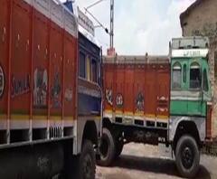 Reporter Stories: ট্রাক ধর্মঘটের জের, হুগলির শ্রীরামপুরে দাঁড়িয়ে বহু ট্রাক