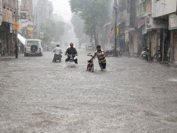 વડોદરાઃ હાલ 32 ફૂટે વહી રહી છે વિશ્વામિત્રી નદી, જુઓ વીડિયો