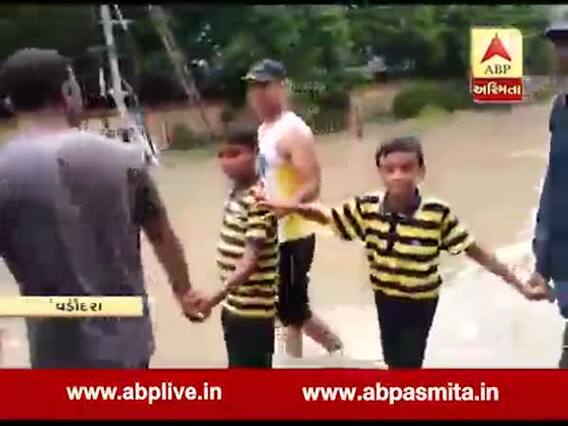 વડોદરાઃ સમા વિસ્તારની ઉર્મી સ્કૂલમાં 12 કલાકથી ફસાયા હતા વિદ્યાર્થીઓ,કરાયું રેસ્ક્યુ, જુઓ વીડિયો