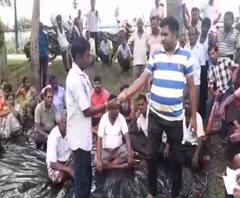কোচবিহারে নাককাটিগছ গ্রাম পঞ্চায়েতের কামাত ফুলবাড়ি গ্রামে কাটমানি ফেরত দুই তৃণমূল নেতার