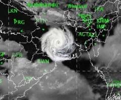 জলমগ্ন সেক্টর ফাইভ, খিদিরপুর, একবালপুর, ট্যাংড়ায় গুদাম ঘর ভেঙে আহত ১