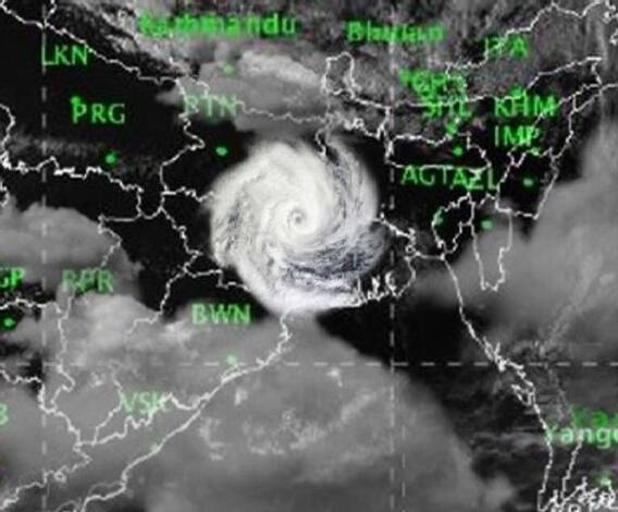 জলমগ্ন সেক্টর ফাইভ, খিদিরপুর, একবালপুর, ট্যাংড়ায় গুদাম ঘর ভেঙে আহত ১