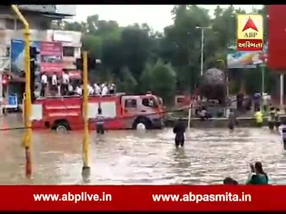 વડોદરા જળ પ્રલયઃ ફતેહગંજમાં ફાયર વાન પર બેસાડી લોકોનું કરાયું રેસ્ક્યૂ, જુઓ વીડિયો