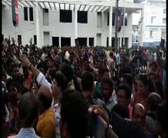 পার্শ্বশিক্ষকদের আন্দোলনে পুলিশের লাঠিচার্জ, আন্দোলনকারীদের সঙ্গে সাক্ষাতের পর মিছিল অর্জুন সিংহের