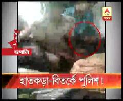  তারকেশ্বরে হাতকড়া পরা অবস্থায় ছাত্র নেতাকে ট্রেনে করে আদালতে নিয়ে গেল পুলিশ, সমালোচনা বিজেপির, অভিযোগ খতিয়ে দেখার আশ্বাস দিয়েছেন হুগলির পুলিশ সুপারের