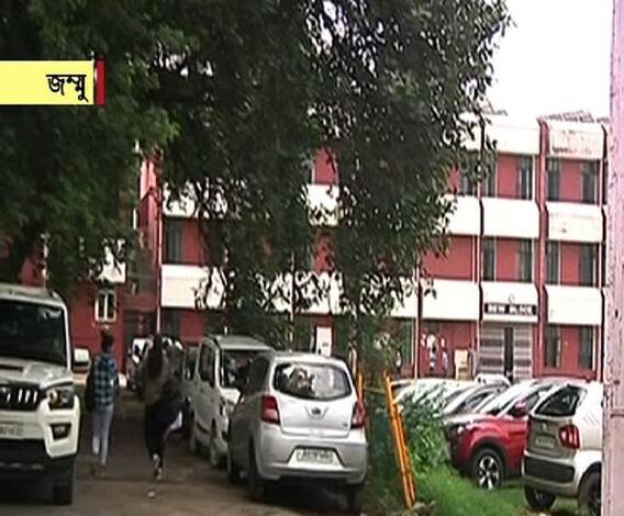 স্বাভাবিক হচ্ছে জম্মুর পরিস্থিতি, গভর্নমেন্ট কলেজ ফর উইমেন-এ ছাত্রীদের ভিড়