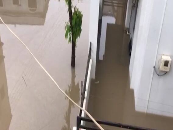 વડોદરા પ્રલયઃ મુજમહુડા વિસ્તારના ઘરોમાં ઘૂસ્યા પાણી, લોકો બેહાલ, જુઓ વીડિયો