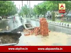 વડોદરાઃ ન્યૂ સમાં રોડ પર પડયા બે મહાકાય ભુવા, જુઓ વી઼ડિયો