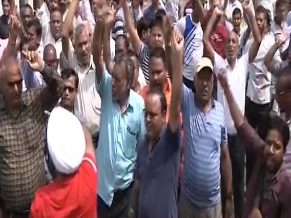 रक्षा मंत्रालय के निगमीकरण के फैसले के खिलाफ हड़ताल पर बैठे ऑर्डिनेंस फैक्ट्री के 82 हजार कर्मचारी