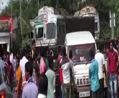 পুলিশের বিরুদ্ধে তোলাবাজির অভিযোগ, বাঁকুড়া-ঝাড়গ্রাম রাজ্য সড়ক অবরোধ