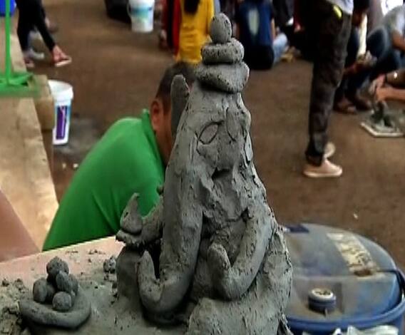 Ganpati Preperation | मातीच्या गोळ्यापासून साकारली बाप्पाची सुबक मूर्ती | नाशिक | ABP Majha 