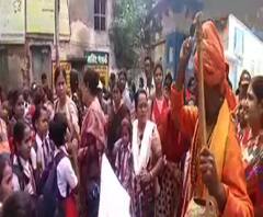 চুঁচুড়ায় মিড ডে মিলে দুর্নীতি নিয়ে স্কুলের সামনে গান করায়, বাউল শিল্পীকে 'হেনস্থা'