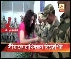 পেট্রাপোল সীমান্তে বিএসএফ এবং বিজিবির হাতে রাখি পরালেন বিজেপির মহিলা মোর্চার সদস্যরা