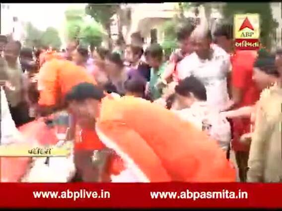 વડોદરાઃ પૂરમાં ફસાયેલા લોકો સુધી NDRFની ટીમે ફૂડ પેકેટ્સ પહોંચાડ્યા, જુઓ વીડિયો