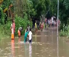 প্রবল বৃষ্টিতে জলমগ্ন খড়গপুর, ব্যাহত ট্রেন চলাচল