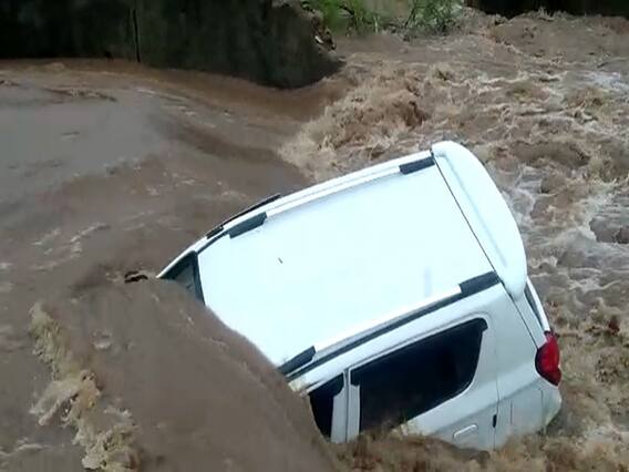 છોટાઉદેપુરઃ કોઝવે પર ચાર લોકો સાથે તણાઇ કાર, પછી શું થયું? જુઓ વીડિયો