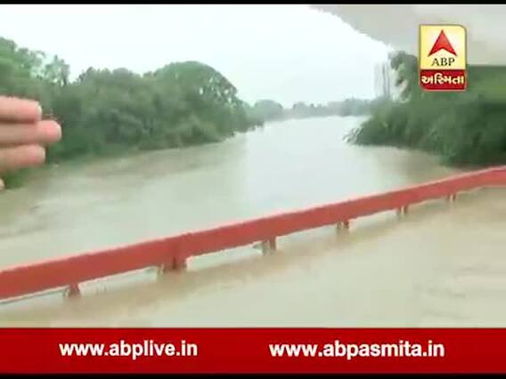 વડોદરા પૂરઃ કારેલીબાગ તરફ જતો આખો બ્રિજ થયો પાણીમાં ગરકાવ, જુઓ વીડિયો