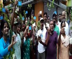 Reporter Stories: উত্তরপাড়া-শ্রীরামপুরে দিদিকে বলো কর্মসূচি, মানুষের হাতে তুলে দেওয়া হল মুখ্যমন্ত্রীর সঙ্গে যোগাযোগের নম্বর লেখা কার্ড ও গাছের চারা