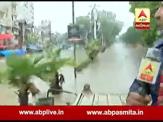 વડોદરામાં નીચાણવાળા વિસ્તારમાં હજુ પાણી, લોકો કરી રહ્યા છે NDRFની મદદ 