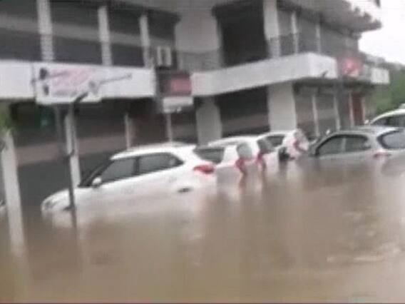 भारी बारिश से गुजरात का वडोदरा समंदर में हुआ तब्दील ! घर से बाहर नहीं निकल पा रहे लोग, हालात बेकाबू