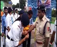 পথচলতি মানুষের হাতে রাখি পরিয়ে দেন আসানসোল-দুর্গাপুর কমিশনারেটের পুলিশ কর্মীরা