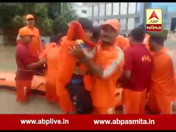 વડોદરામાં પ્રલયઃ NDRFની ટીમે હાથ ધરી બચાવ કામગીરી, જુઓ રેસ્ક્યુનો LIVE Video 