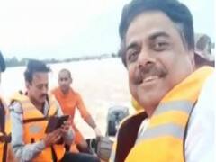 મહારાષ્ટ્રના લોકો પૂરથી પીડિત ને આ મંત્રી સેલ્ફી લેવામાં વ્યસ્ત, જુઓ વીડિયો