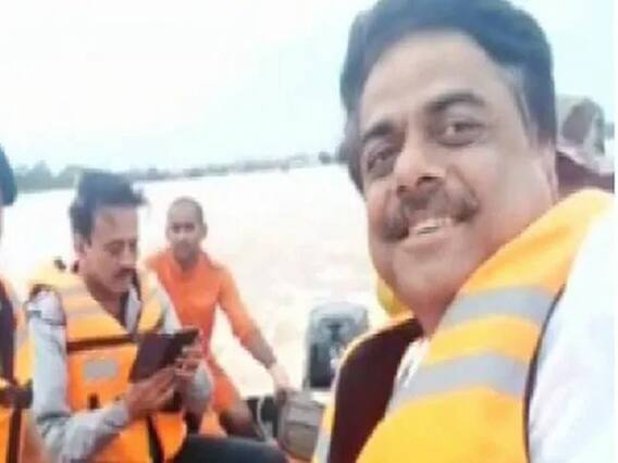 મહારાષ્ટ્રના લોકો પૂરથી પીડિત ને આ મંત્રી સેલ્ફી લેવામાં વ્યસ્ત, જુઓ વીડિયો