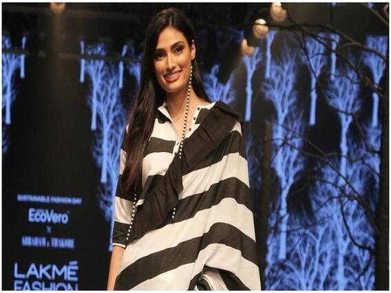 Lakme Fashion Week में रैम्प पर उतरीं अथिया शेट्टी ने शेयर किए अपने फैशन टिप्स, मां को बताया अपना फैशन आइकन