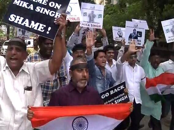 पाकिस्तान में परफॉर्म करने को लेकर सिंगर मीका सिंह के घर के बाहर AICWA के सदस्यों ने किया विरोध प्रदर्शन