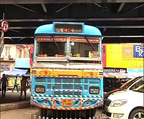 গড়িয়াহাটের মোড়ে বাসের রেষারেষির জেরে দুর্ঘটনা, দুটি কান ছিঁড়ে গেল যাত্রীর